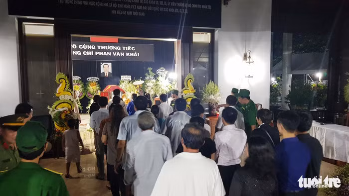 Trong ngày 18-3 đã có hơn 500 đoàn đến viếng nguyên Thủ tướng Phan Văn Khải - Ảnh: NGỌC KHẢI