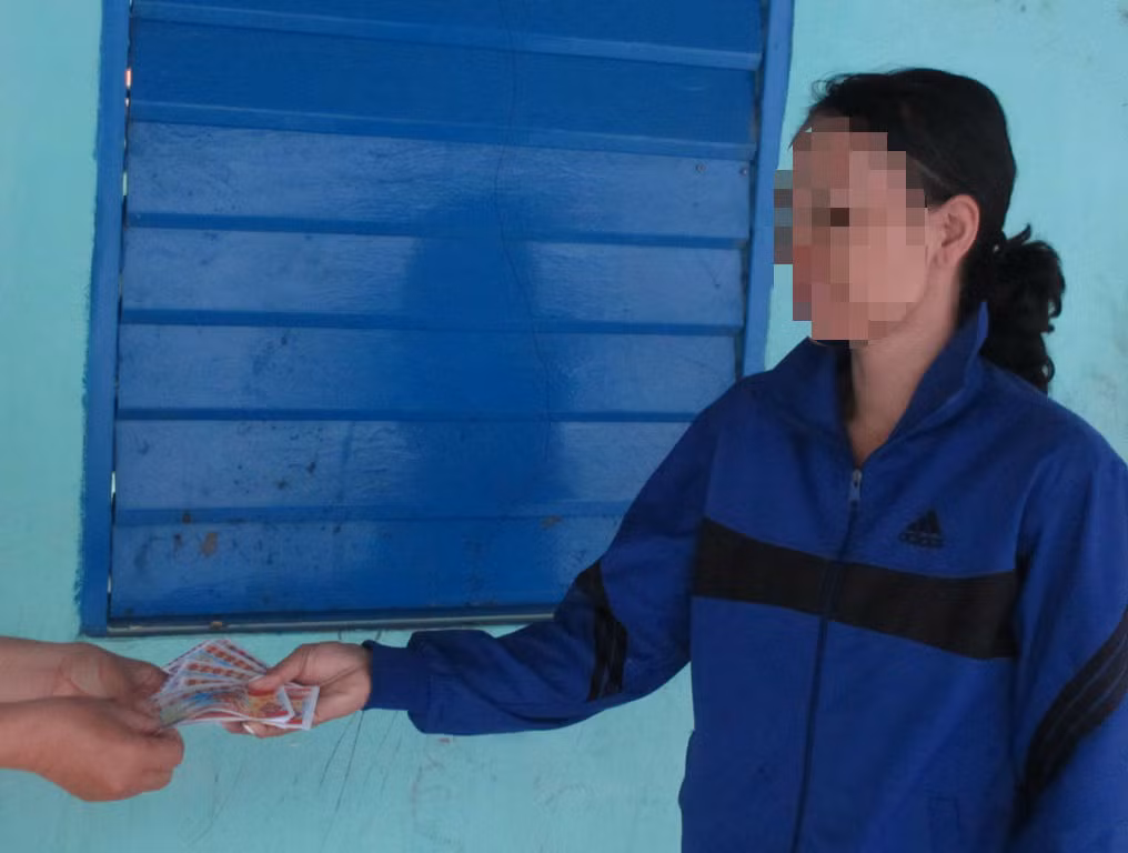 Do nghèo khó, hàng ngày bà H. phải ngược xuôi bán vé số mưu sinh (Ảnh: Thanh Lâm).