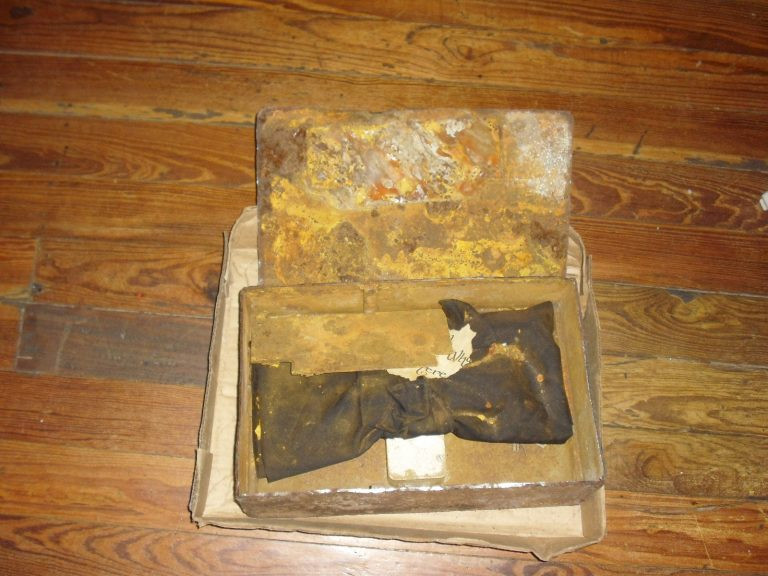 Bố của Todirel sử dụng một chiếc máy cắt kim loại để mở chiếc hộp bí ẩn.