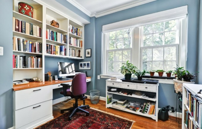 Trên bàn làm việc cần hạn chế bày hoa giả, những đồ vật hư hỏng, có hình thù kì quái... (Ảnh minh họa)