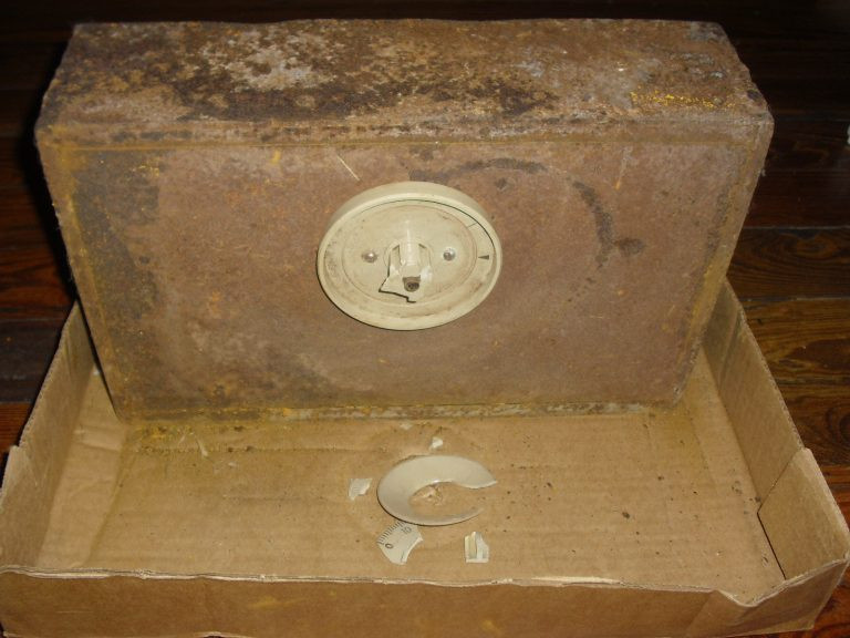 Trong tấm vải là một chiếc túi da cũ có niên đại khoảng năm 1776. Nhưng điều thú vị thực sự nằm bên trong chiếc túi da.