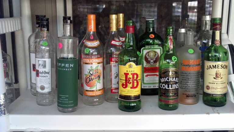 Có 49 người làm việc tại căn cứ mà Tiến sĩ Rodney làm việc. Việc thu hẹp danh sách những kẻ tình nghi không mấy khó khăn cho các điều tra viên. Hoặc ít nhất đó là những gì họ đã nghĩ. Đáng tiếc, cuộc điều tra đã gặp rào cản thực sự khi căn cứ Amundsen-Scott tuy nằm trên lãnh thổ của New Zealand nhưng lại là căn cứ thuộc Mỹ.