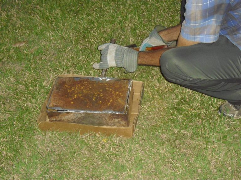 Nghi ngờ có điều gì đó được che giấu dưới lớp sỏi,Todirel quyết định gạt những viên sỏi đi. Đúng như dự đoán, dưới lớp sỏi là một chiếc hộp thiếc được đóng kín.