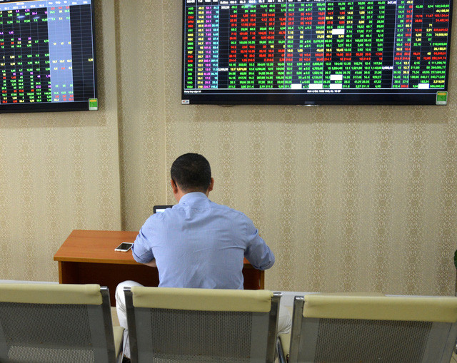 Nhóm ngân hàng giảm điểm, chỉ số VN-Index không kịp đáp mốc 1.160 điểm - Ảnh: Duyên Phan