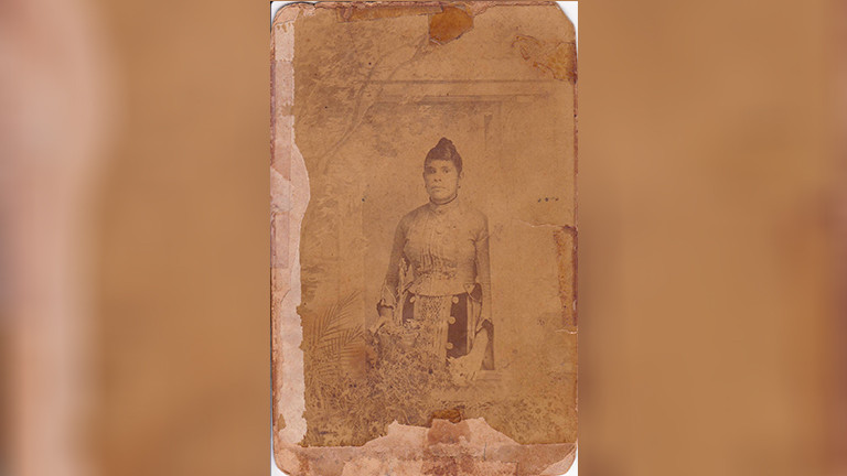 Thêm vào đó là những hình ảnh cổ của tổ tiên gia đình Todirel.