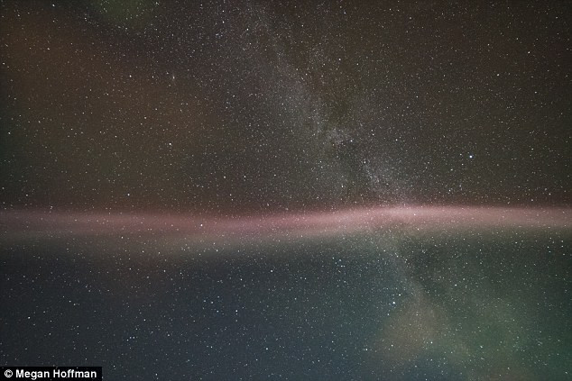Theo nhà vật lý Elizabeth MacDonald, dải màu xuất hiện ở phía nam của cực quang chính này có lẽ là một phiên bản hữu hình của một quá trình vô hình thông thường liên quan đến sự trôi dạt của các hạt điện tích hoặc ion.