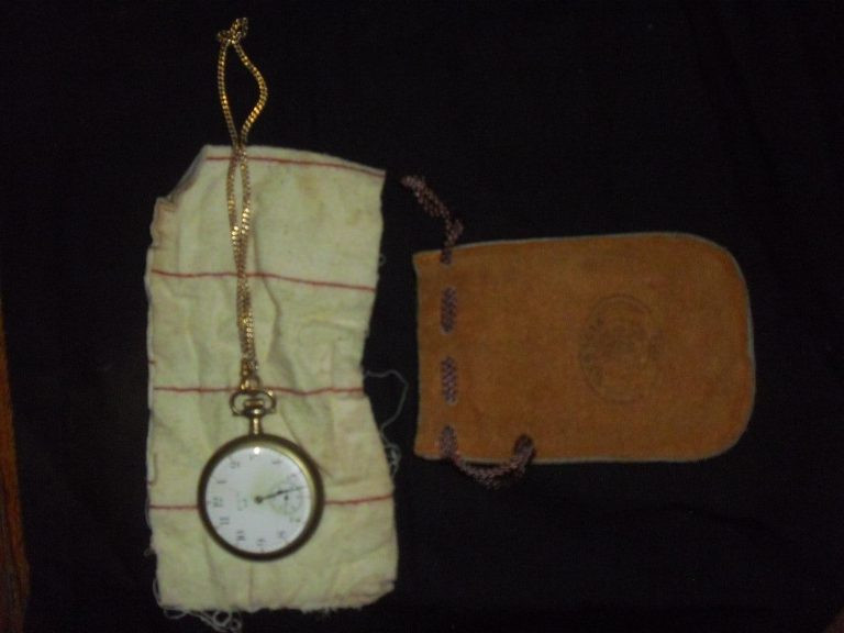 Trong túi là một chiếc đồng hồ bỏ túi, được bọc bởi một mảnh vải nhỏ được dùng trong quân đội Anh.