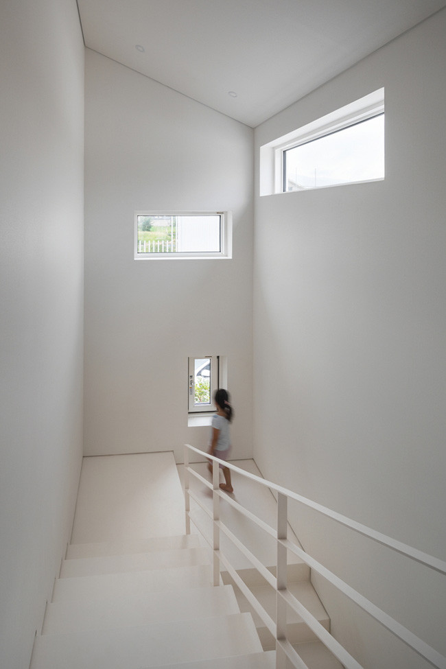 Tận dụng lợi thế tiếp cận với mọi hướng, nên căn nhà không thiếu ánh sáng tự nhiên. Ngay cả khu vực cầu thang cũng được trổ rất nhiều cửa sổ.