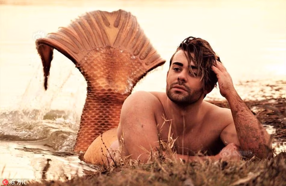 Christian Riel, 24 tuổi, ở Florida, Mỹ rất thích bơi lội. Anh bị ám ảnh bởi hình ảnh của những nàng tiên cá hay chàng tiên cá, những người có thể tự do bơi lội trong đại dương mênh mông.