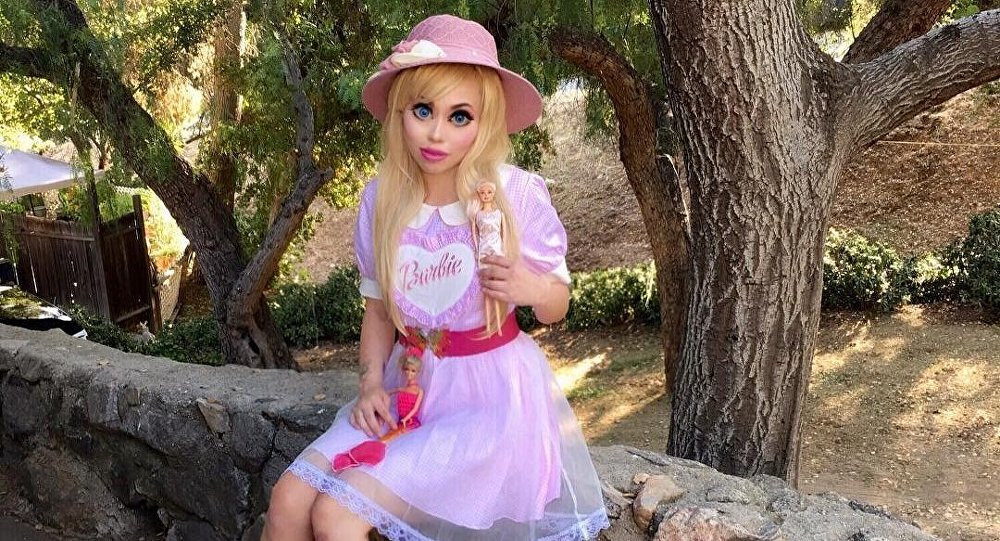 Hiện tại, Ophelia trông đã rất giống như một con búp bê, từ ngoại hình đến phong cách ăn mặc. Để trở nên xinh đẹp hơn, nhiều cô gái "liều mình" đánh đổi tất cả, nhưng hệ lụy mà phẫu thuật thẩm mỹ đưa đến cũng không hề đơn giản.