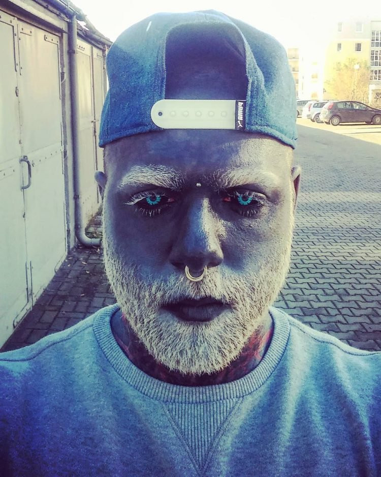 Chuyen la hom nay: Nguoi dan ong dam me bien thanh “nguoi ngoai hanh tinh”