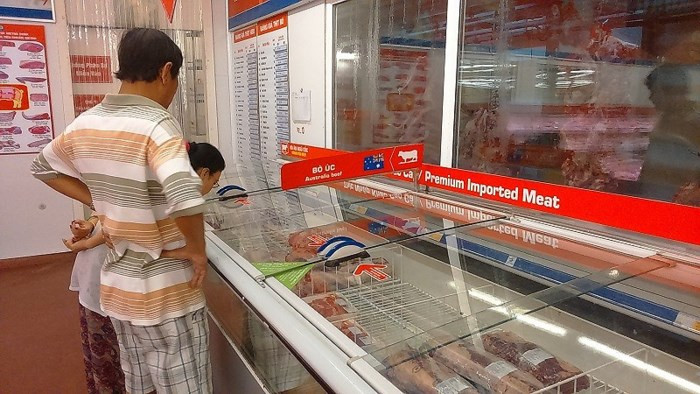 Không thể có chuyện giá thịt bò tươi bán ra chỉ 70.000-80.000 đồng/kg vì giá bò Úc nguyên con nhập về đến Việt Nam hiện nay đã trên 70.000 đồng/kg hơi. Ảnh: QUANG HUY