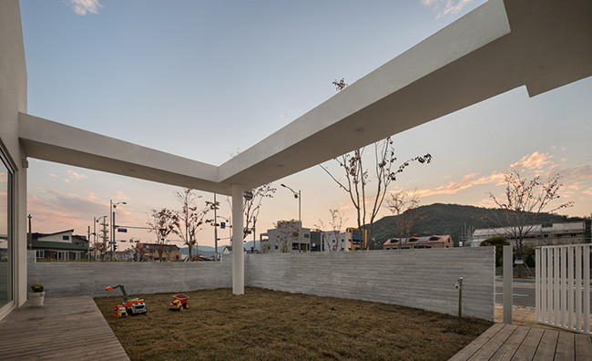 Khu vực sân trước rộng rãi là không gian lọc ra ánh sáng cho toàn bộ căn nhà. Sân có thể trở thành một khu vườn nhỏ, một phòng khách ngoài trời, không gian chơi cho trẻ em.