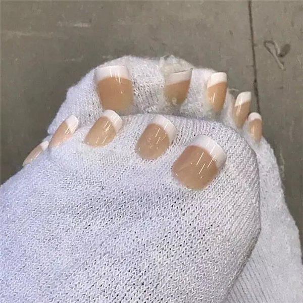 Trong bức ảnh này, nhiều người tỏ ra không thể hiểu nổi mục đích của chủ nhân bộ móng. Nó trông vô cùng bất hợp lý và gây khó chịu.