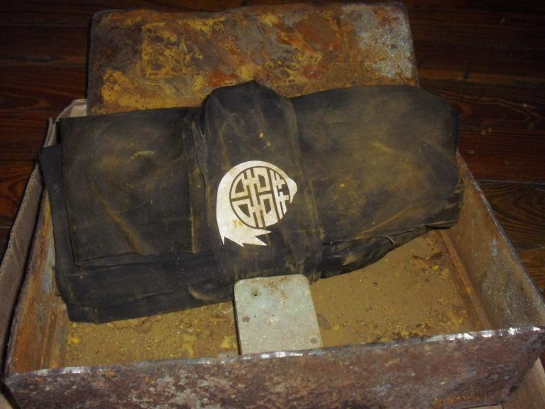 Mảnh vải có in biểu tượng song hỷ của Trung Quốc.