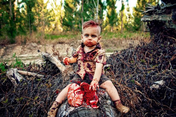 Bộ ảnh "Thây ma" của cậu bé Phoenix được thực hiện từ năm 2016 nhưng 2 năm sau, Amy mới chia sẻ nó lên mạng xã hội. Ảnh: Amanda Queen Photography.b