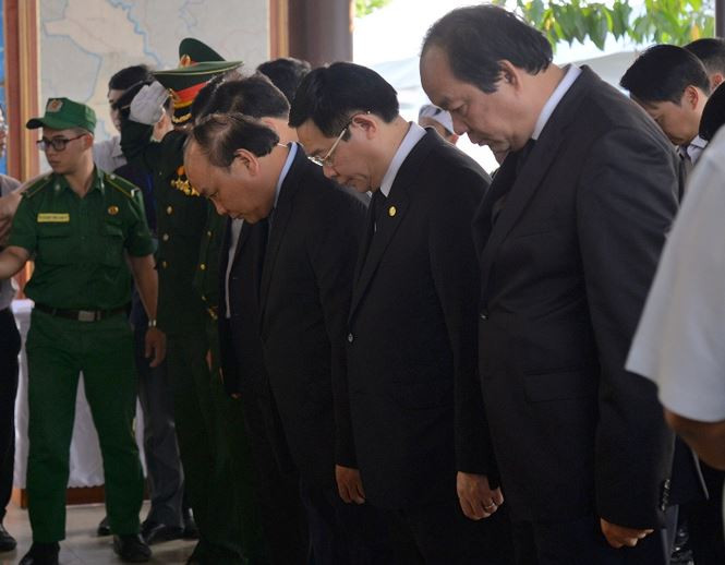 Thủ tướng Nguyễn Xuân Phúc cúi đầu tiễn biệt cố thủ tướng Phan Văn Khải.