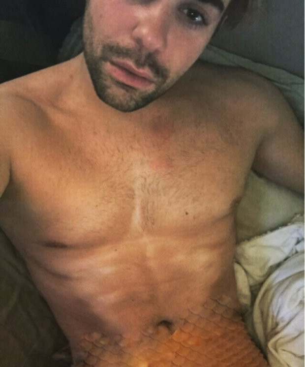 Chàng người cá cũng cho biết, bạn bè và gia đình anh rất ủng hộ đam mê của anh.