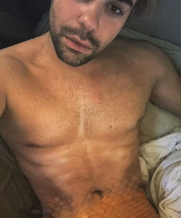 Chàng người cá cũng cho biết, bạn bè và gia đình anh rất ủng hộ đam mê của anh.