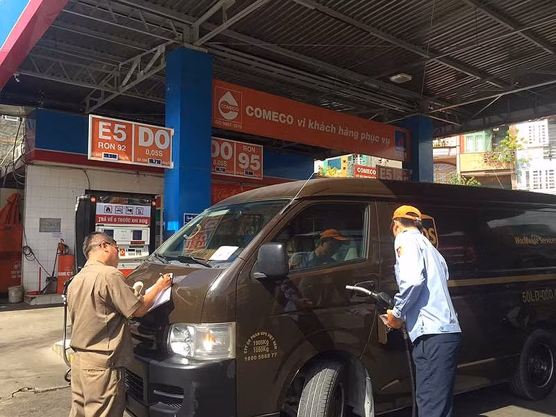Tỉ lệ sử dụng xăng sinh học E5 đến nay thấp, mới đạt khoảng 30% so với tổng lượng xăng bán ra. Ảnh: TÚ UYÊN