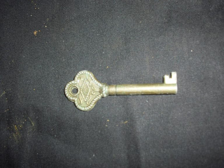 Mọi người đưa ra nhiều giả thuyết, cho rằng rất có thể chiếc chìa khóa đó sẽ dẫn tới một kho báu lớn hơn nữa. Hiện nó vẫn là chiếc chìa khóa bí ẩn.