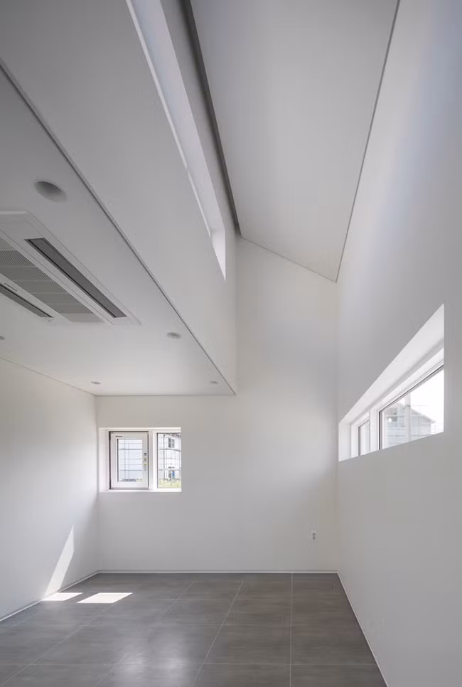 Căn phòng dự định làm phòng trẻ với rất nhiều cửa sổ thông thoáng.