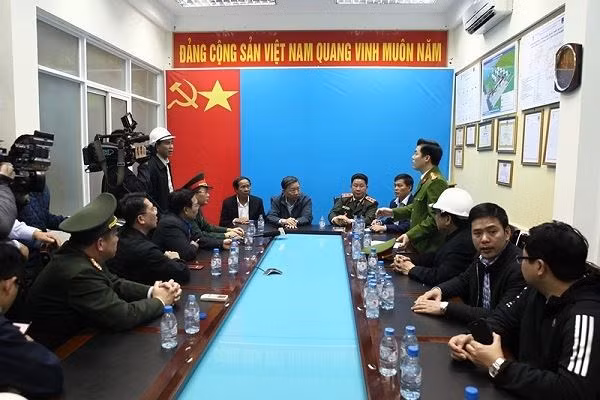 Lãnh đạo Bộ Công an và TP. Hải Phòng nghe báo cáo về công tác chữa cháy, cứu hộ cứu nạn.