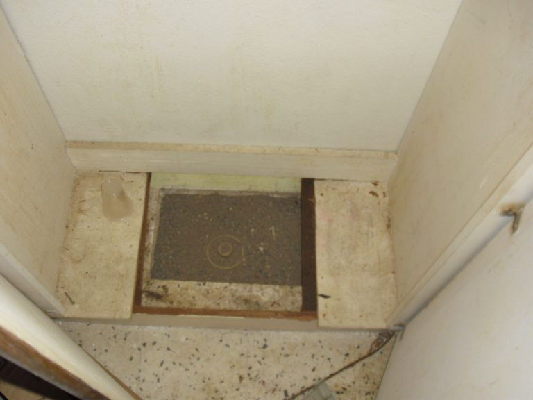 Nhìn kỹ chiếc tủ, Todirel phát hiện ra điều bí mật, dưới cùng của chiếc tủ thực sự có thể tháo rời. Đáy giả có giấu một cái hốc hình chữ nhật chứa đầy sỏi.