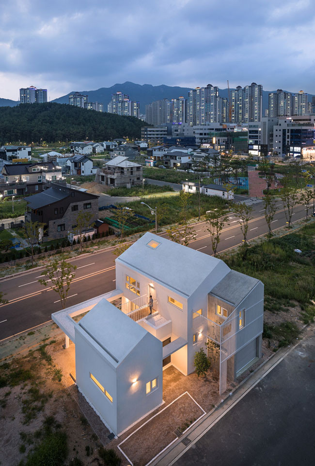 Dự án ngôi nhà bạch tuyết nằm ở thị trấn mới và được gia chủ định hướng thiết kế theo phương thức sẽ thay đổi theo sự phát triển của đô thị mới này.