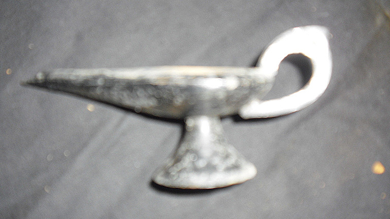 Ngoài ra, có một chiếc đèn bằng bạc giống hệt như chiếc đèn thần trong chuyện cổ tích "Aladin và chiếc đèn thần".