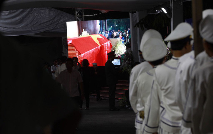 Chuẩn bị đi quan linh cữu cố Thủ tướng Phan Văn Khải về dinh Thống Nhất - Ảnh: HỮU KHOA