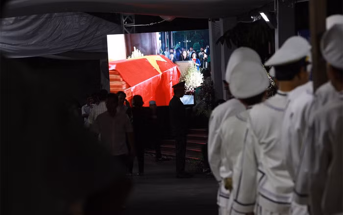 Chuẩn bị đi quan linh cữu cố Thủ tướng Phan Văn Khải về dinh Thống Nhất - Ảnh: HỮU KHOA