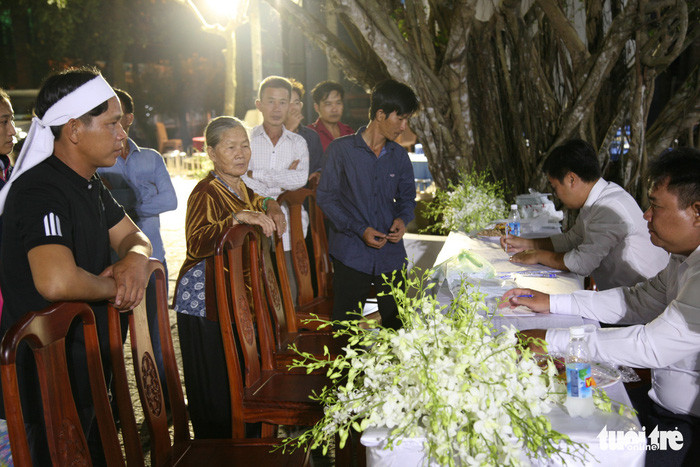 Bà Huỳnh Thị Châu cùng con cháu đến đăng ký viếng nguyên Thủ tướng Phan Văn Khải lúc 23h45 ngày 18/3 - Ảnh: VIỄN SỰ