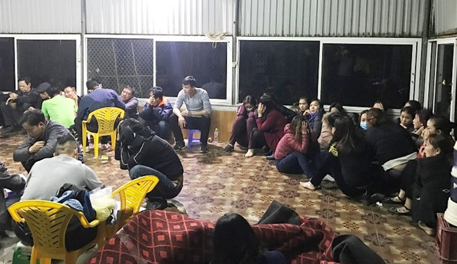 Các con bạc bị bắt quả tang khi đang sát phạt trong quán thịt mèo.