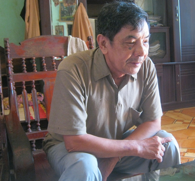 Ông Tiến hào hứng kể về những "kỳ nhân" của bản làng.