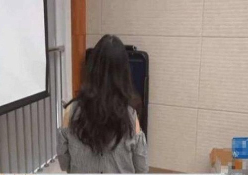 Tiểu Lệ đau khổ chia sẻ câu chuyện.