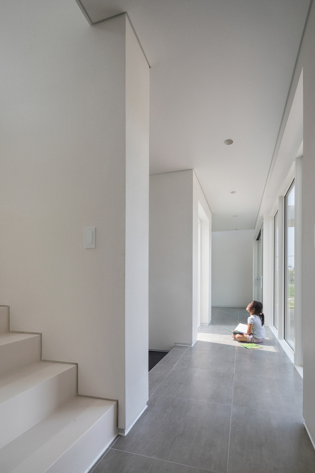 Không gian tầng 1 với dãy cửa kính xuyên suốt tràn ngập ánh sáng tự nhiên.