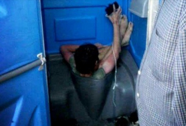 Tại một công trường ở Cape Town, Nam Phi, một người đàn ông bị mắc kẹt trong nhà vệ sinh. Những người lính cứu hỏa đã dành tới 40 phút nỗ lực mới kéo được anh ta ra. Sau khi được kéo ra khỏi nhà vệ sinh, người đàn ông vô cùng xấu hổ, chỉ còn biết lấy chiếc áo phông che kín phần yếu hại nhất trên cơ thể.