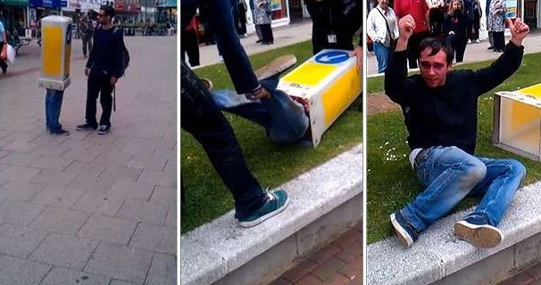 Bị mắc kẹt trong một chiếc hộp chỉ dẫn giao thông, người đàn ông chỉ còn cách đi trên đường nhờ mọi người giúp đỡ. Không ai hiểu tại sao người đàn ông có thể mắc kẹt trong đó. Vài giờ sau khi chứng kiến anh ta vùng vẫy, có người đã gọi cảnh sát để giúp đỡ.