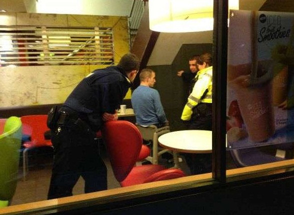 Cố tình ngồi vào chiếc ghế trẻ em trong nhà hàng Mc Donald's, chàng thanh niên mắc kẹt trong đó, trở thành trò cười cho mọi người. Phải nhờ đến người giải cứu, anh ta mới thoát khỏi chiếc ghế đang bó chặt quanh mình.