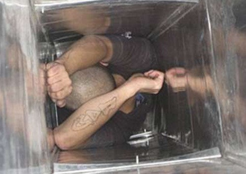 Năm 2007, tên trộm Jeffery W.Mumani chuẩn bị để trộm một cửa hàng tại Florida. Anh ta muốn leo qua đường ống, chẳng may đường ống hẹp, Jeffery không thể thoát ra. Sau khi bị mắc kẹt hàng giờ, Jeffery hét lên kêu cứu và thừa nhận ý định của mình. Tuy nhiên, sau khi được cảnh sát cứu, Jeffery lại nói rằng anh ta bị mắc kẹt vì cứu một con mèo.