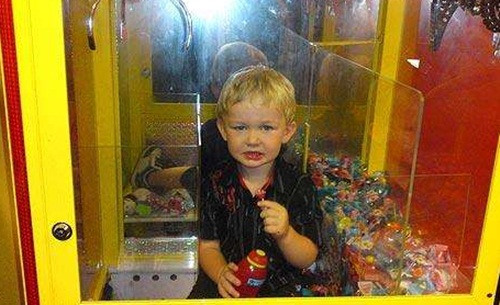 Khi đang chơi trong một nhà hàng Ý, cậu bé 2 tuổi Cohen đã chui vào máy gắp kẹo tự động và mắc kẹt trong đó. Phải đến khi có bộ phận chuyên nghiệp đến giải cứu, cậu bé mới thoát ra được.