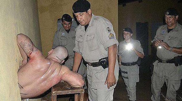 Một tội phạm ở Brazil đã dùng ống dẫn nước để đào tường với mong muốn trốn thoát. Tuy nhiên, do quá béo, lỗ đào lại nhỏ hơn cơ thể, tên tội phạm bị mắc kẹt lại giữa bức tường.