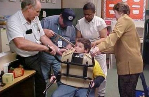 Tại bang Oklahoma, một cậu học sinh nghịch ngợm, đóng giả nhân vật Darth Vader và đã bị mắc kẹt trong chiếc ghế, không thể thoát ra. Nhờ cảnh sát cứu hỏa cứu giúp, cậu ta mới thoát khỏi tình huống oái ăm này.