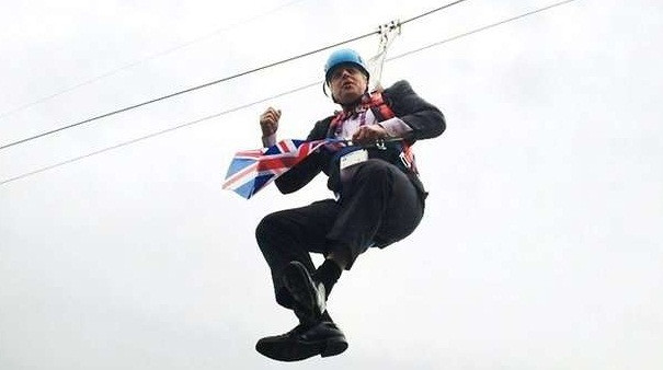 Thị trưởng London, Boris Johnson ăn mừng đội Anh giành huy chương vàng Olympic đã mang theo cờ tổ quốc và treo mình trên dây cáp. Chẳng may, dây cáp gặp vấn đề, ngài thị trưởng mắc kẹt trên bầu trời. Tuy nhiên, rất nhanh sau đó, ông đã được giải cứu.