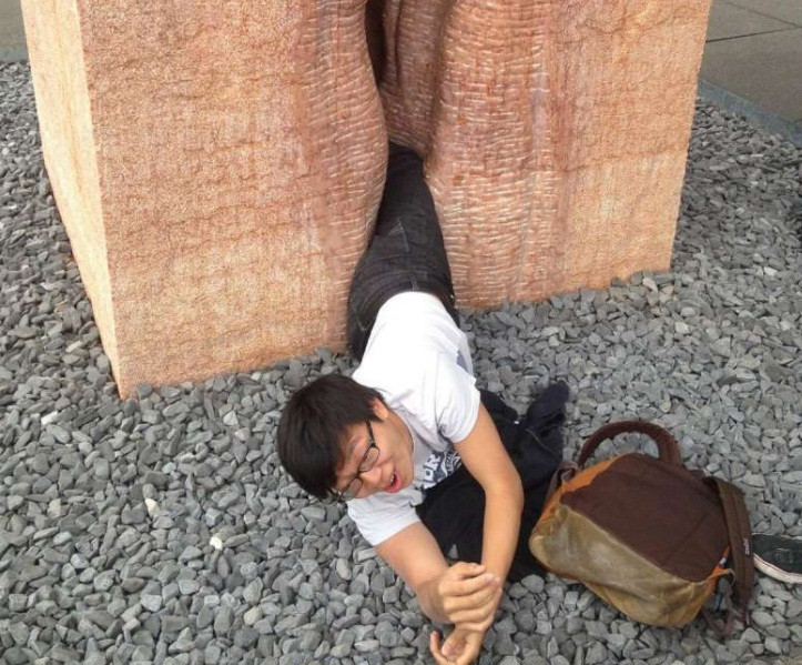 Một sinh viên bị mắc kẹt trong bức điêu khắc ở Đức. 22 người lính cứu hỏa đã nỗ lực rất lâu mới có thể kéo sinh viên này ra khỏi bức tượng.