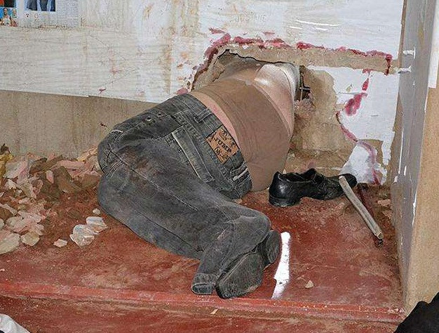 Không còn cách nào khác, anh ta đành phải yêu cầu lính canh và cảnh sát giúp đỡ, giải cứu mình.