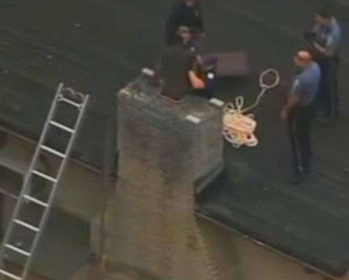 Một tên trộm muốn bò vào nhà người khác để ăn cắp, hắn leo theo đường ống khói và xui xẻo bị mắc kẹt. Kêu cứu suốt 12 tiếng đồng hồ, cuối cùng tên trộm cũng được giải cứu.