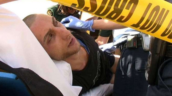 Sau khi ăn cắp, người đàn ông này bị mắc kẹt và bị thương bởi chính công cụ của mình, cuối cùng không thoát khỏi tay cảnh sát.