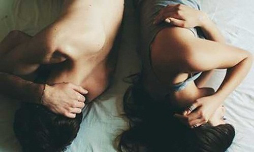 Khi có bầu bé thứ 2, tôi mới phát hiện chồng thường xuyên có quan hệ thân mật với người đàn ông khác. (Ảnh minh họa)